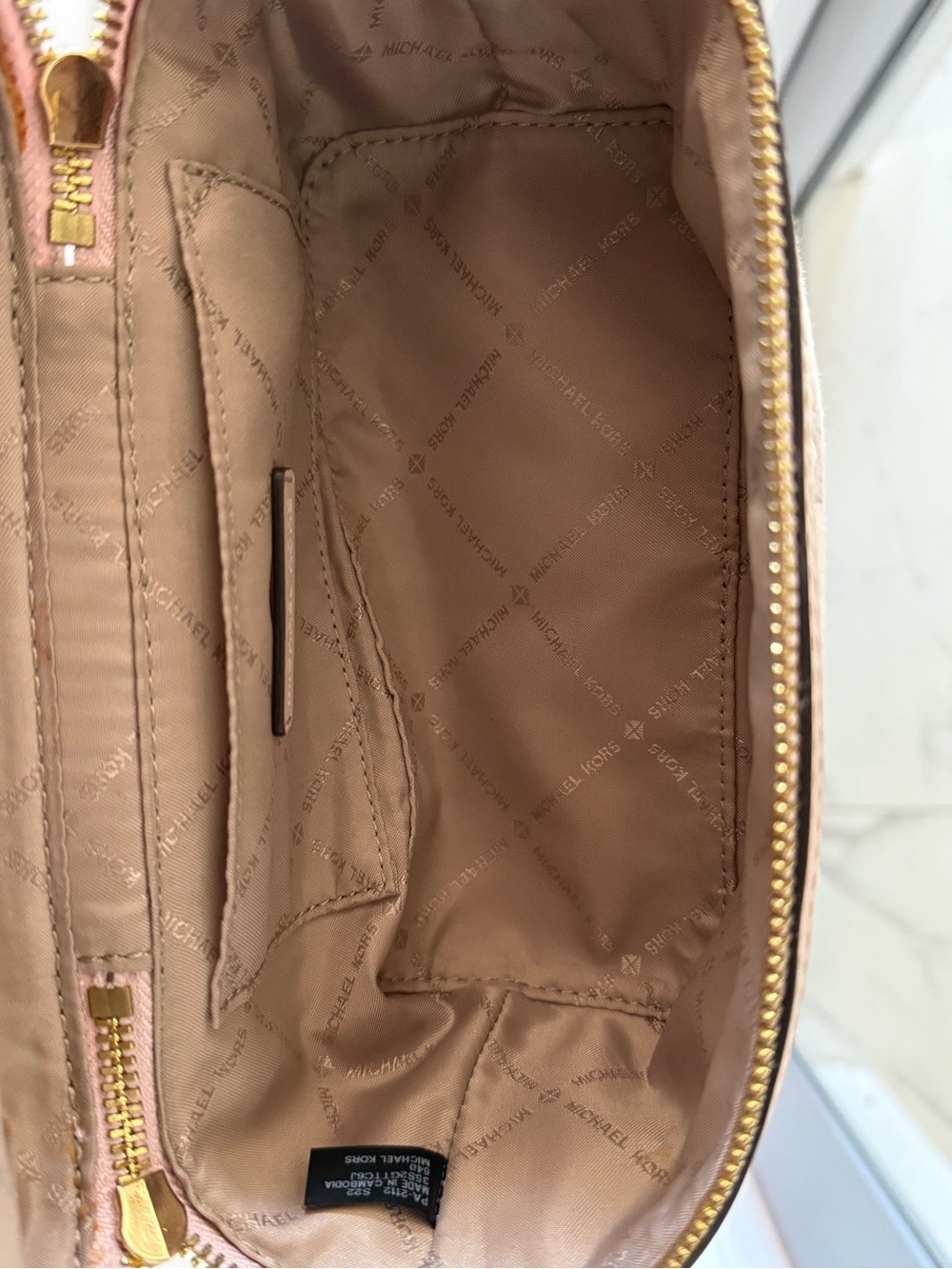 Michael Kors Light Pink Logo Vanity cosmetic bag with adjustable strap - Picture 8 of 8